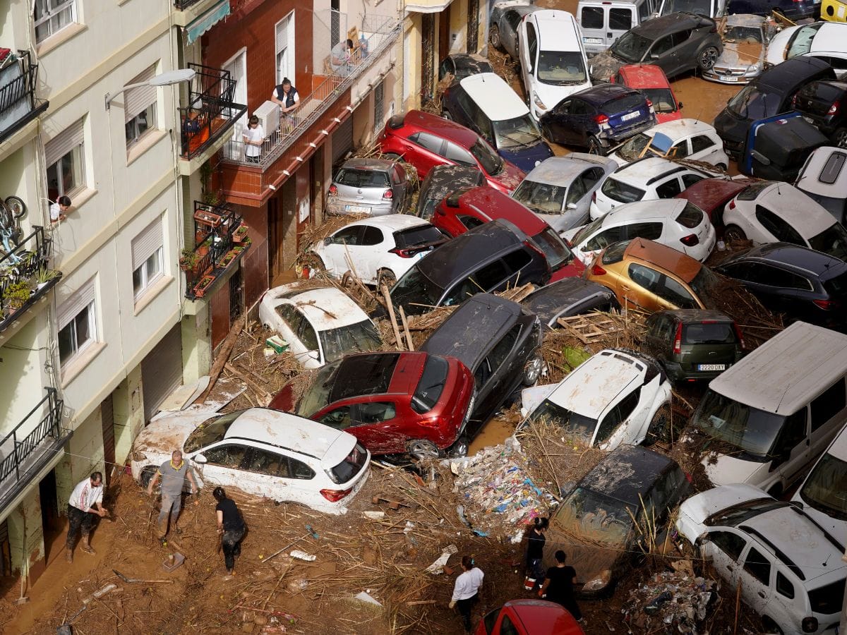 Spain Flood: स्पेन में बाढ़ का कहर, घर और सड़कों के हालात खराब, Photos में देखिए तबाही का मंजर