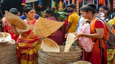 छठ महापर्व की शुरुआत इस बार 5 नवंबर से हो गई है। ये पर्व हिंदू धर्म का एक महत्वपूर्ण त्योहार, जिसे पूरे देश भर में बहुत ही श्रद्धा के साथ मनाया जाता है। खास कर बिहार और यूपी में इसको लेकर काफी उत्साह देखने को मिलती है। (Image- PTI)
