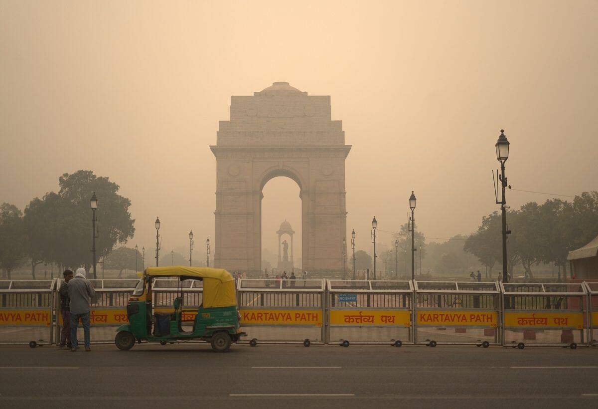 Delhi AQI Today: दिल्ली के आसमान में धुंध की चादर, AQI बेहद खराब, फिर बढ़ा सांसों का संकट