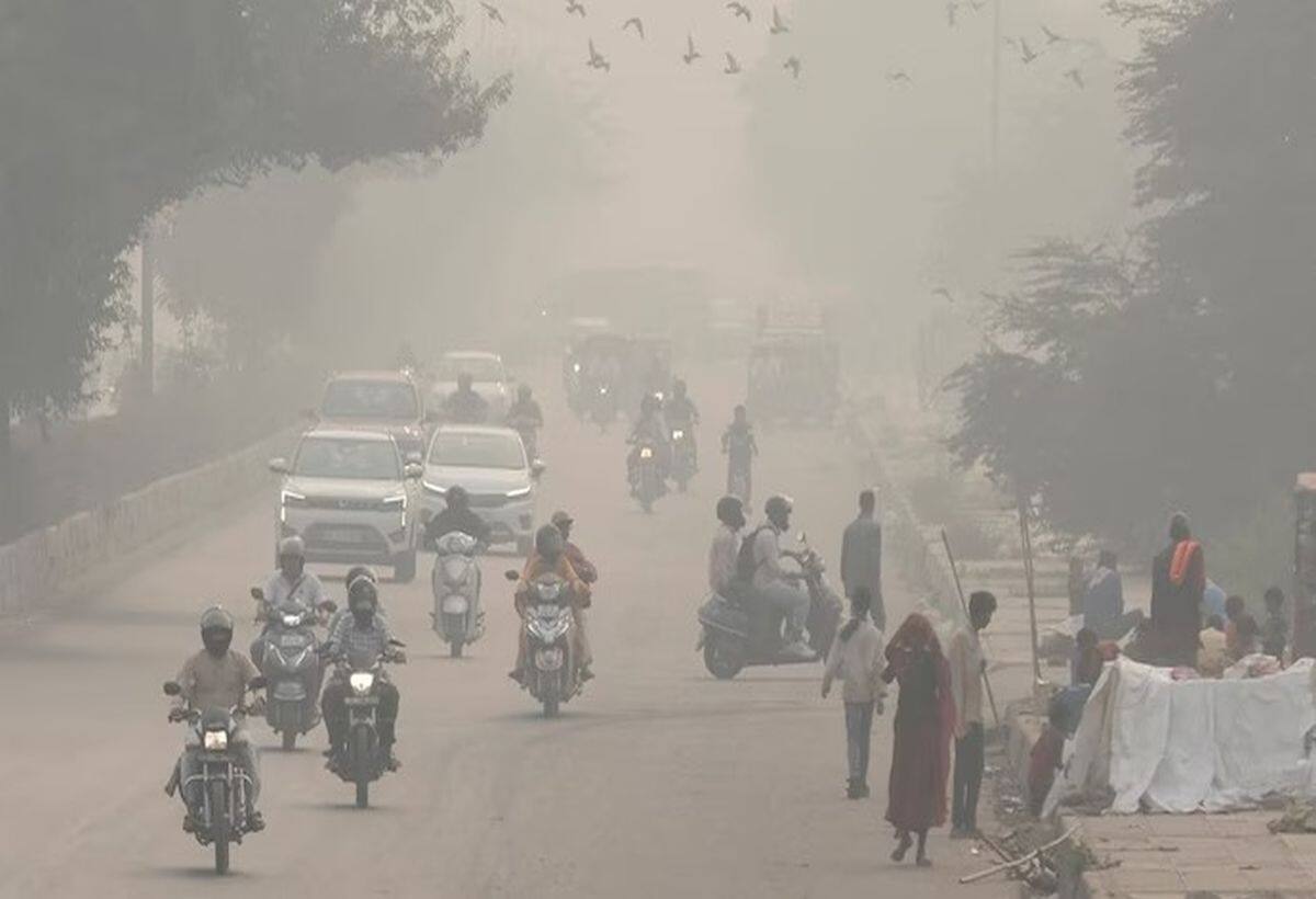 Delhi AQI today:  दिल्ली-NCR की हवा अभी भी बनी हुई है जहरीली, 26 नवंबर को भी होंगी स्कूलों की ऑनलाइन क्लास