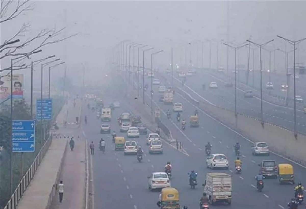 Delhi AQI Today: दिल्ली-NCR में सांस लेना मुश्किल, AQI 500 के पार, DU में भी ऑनलाइन क्लासेस शुरू