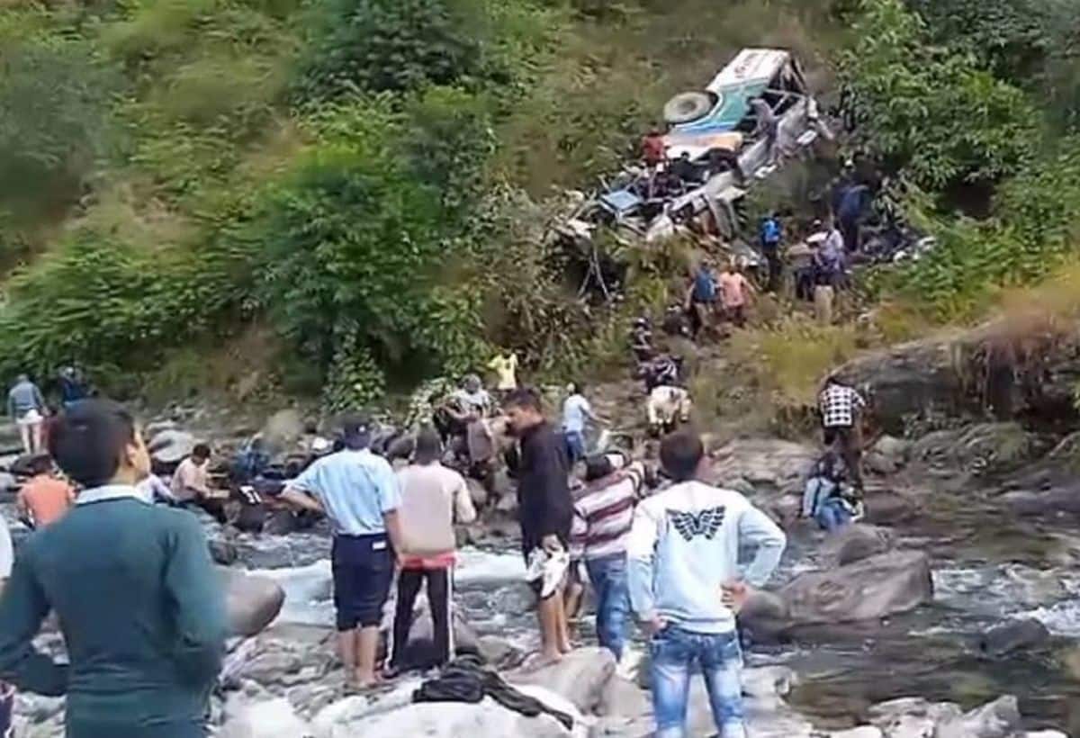 उत्तराखंड के अल्मोड़ा में भीषण सड़क हादसा, बस खाई में गिरी, 28 की मौत, कई घायल उत्तराखंड के अल्मोड़ा में भीषण सड़क हादसा, बस खाई में गिरी, 28 की मौत, कई घायल