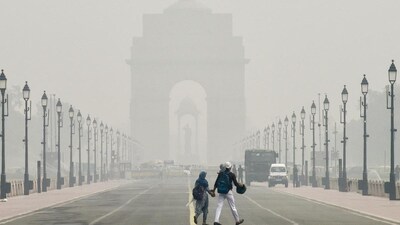 Delhi Air Pollution: मौसम विभाग के मुताबिक, पश्चिमी विक्षोभ के चलते हवा की रफ्तार काफी कम हो गई है।  