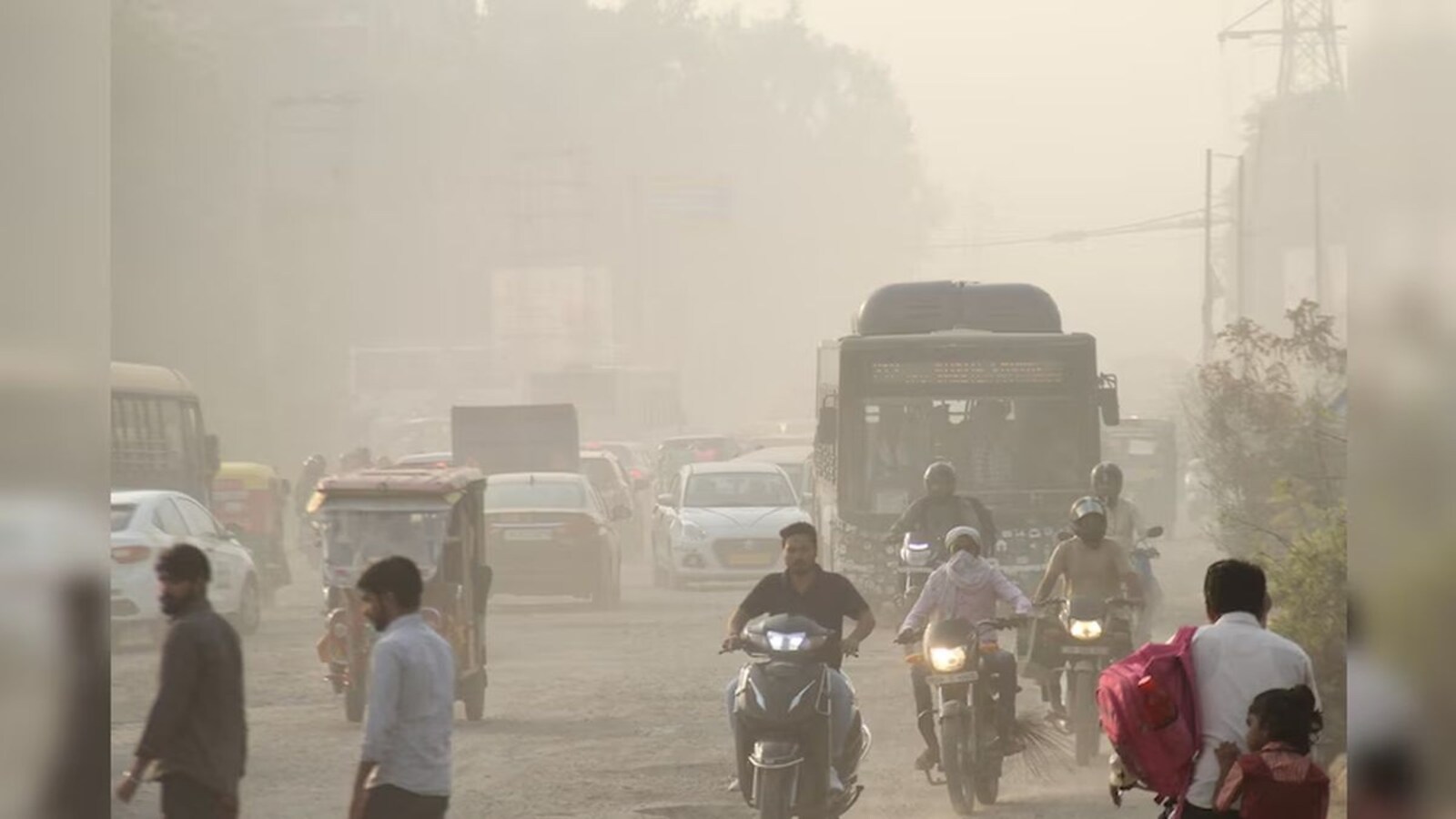 Delhi AQI Today: दिल्ली की हवा हुई जहरीली, AQI 400 के पार, धुंध की चादर के  बीच सांसों का संकट | Moneycontrol Hindi