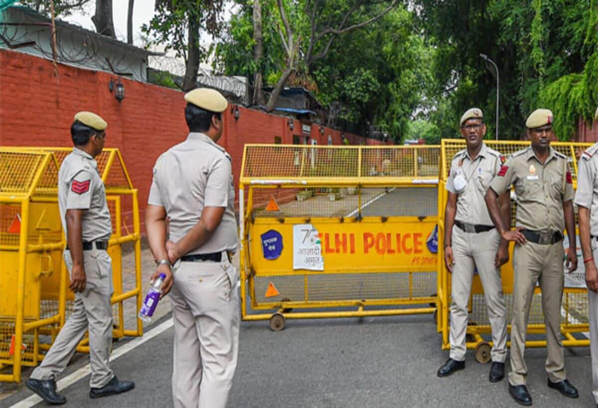 दिल्ली में कांस्टेबल की हत्या करने वाले को पुलिस ने किया ढेर, चाकू घोंपकर की थी हत्या, दो गिरफ्तार दिल्ली में कांस्टेबल की हत्या करने वाले को पुलिस ने किया ढेर, चाकू घोंपकर की थी हत्या, दो गिरफ्तार