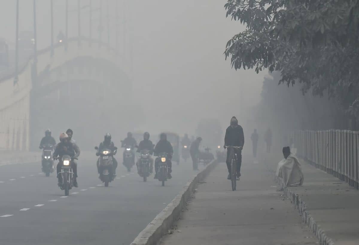 Weather Updates: दिल्ली में लुढ़का पारा, प्रदूषण और ठंड की मार, उत्तर भारत में छाया घना कोहरा