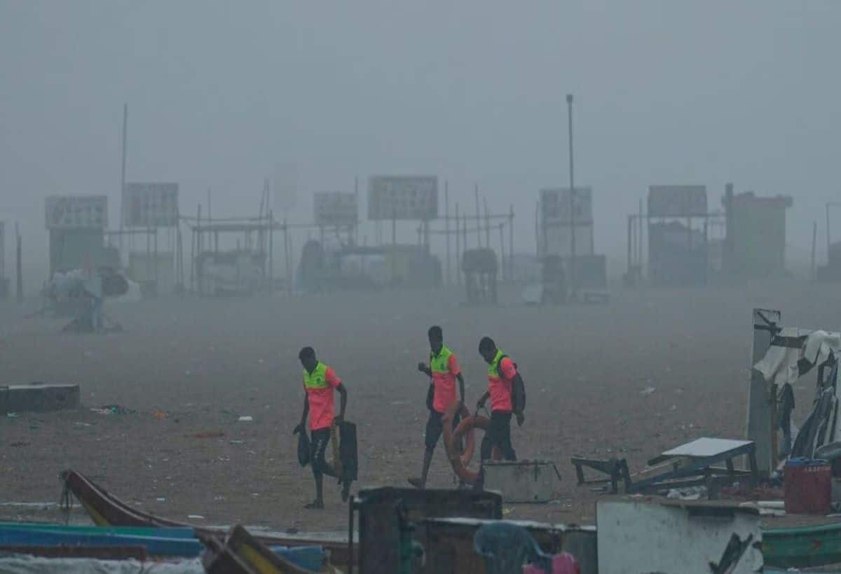 Cyclone Fengal: आज तमिलनाडु-पुडुचेरी में टकरा सकता है चक्रवात फेंगल, स्कूल बंद, रेड अलर्ट जारी