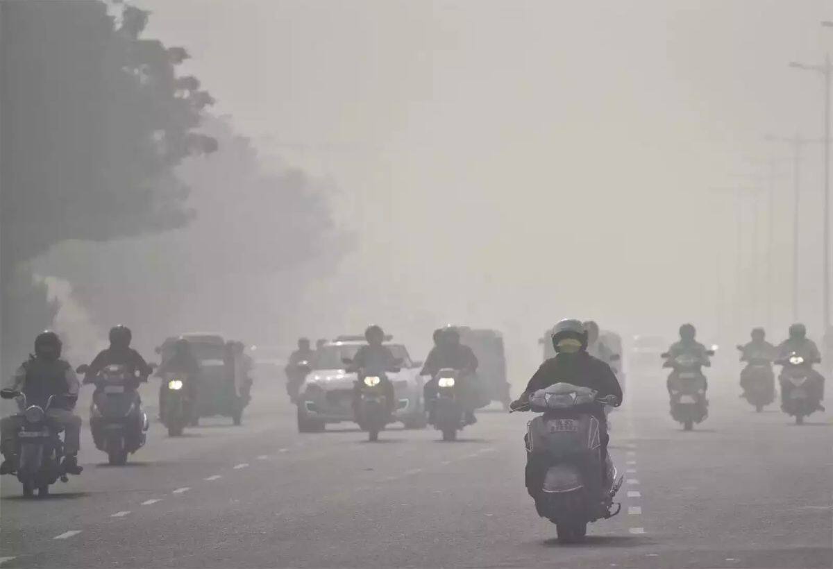 Delhi AQI Today: दिल्ली के लिए काल बनी जहरीली हवा, UP-बिहार में बढ़ी ठंड, जानें अपने शहर में मौसम का हाल