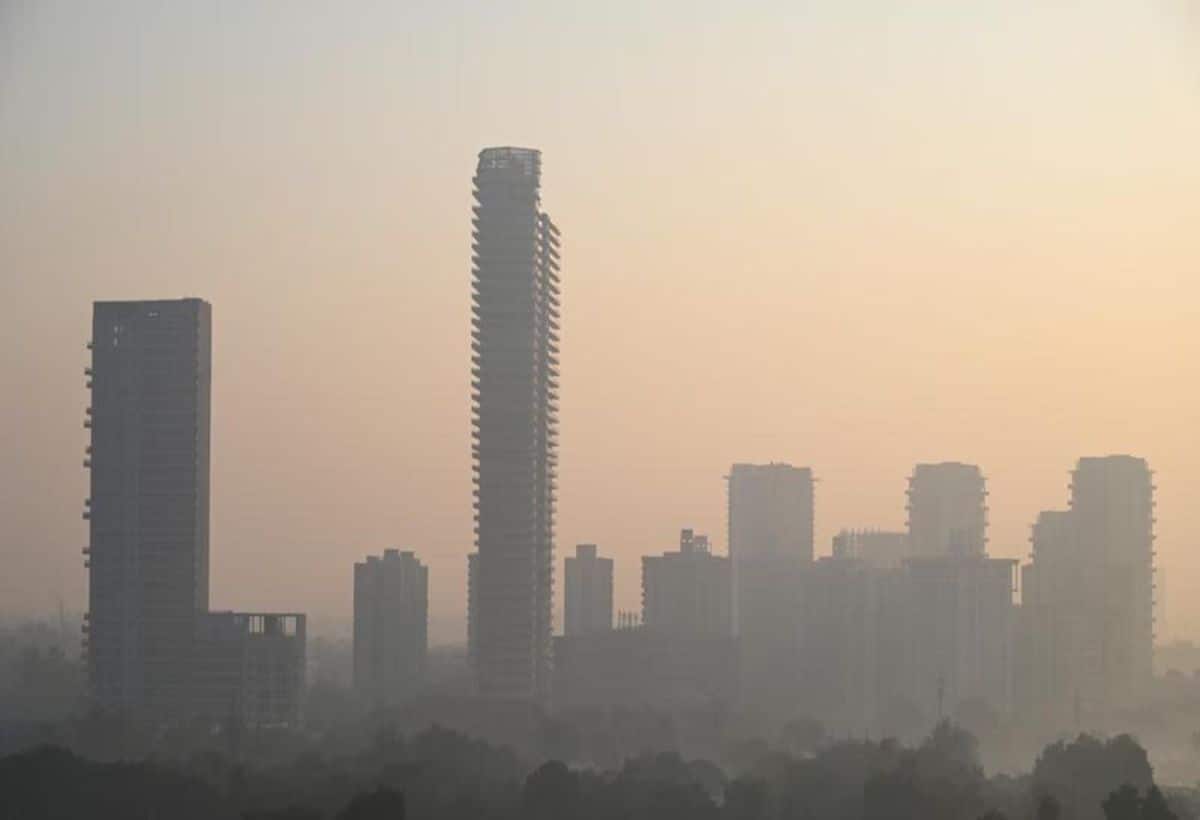 Delhi-NCR Pollution: गुरुग्राम सिटी में प्रदूषण से हाल बेहाल, 100 करोड़ के फ्लैट धुंध में लापता! देखें वीडियो