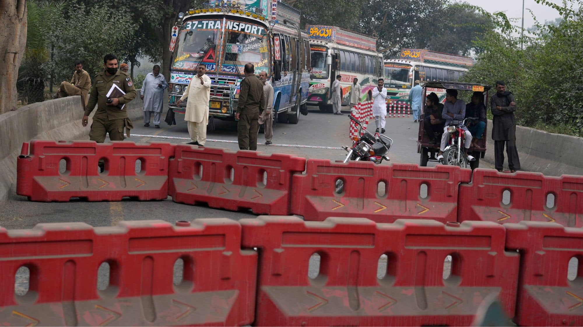 Islamabad Lockdown: इस्लामाबाद में लगा लॉकडाउन! पाकिस्तान में राजधानी की ओर बढ़ रहा इमरान खान के समर्थकों का रैला