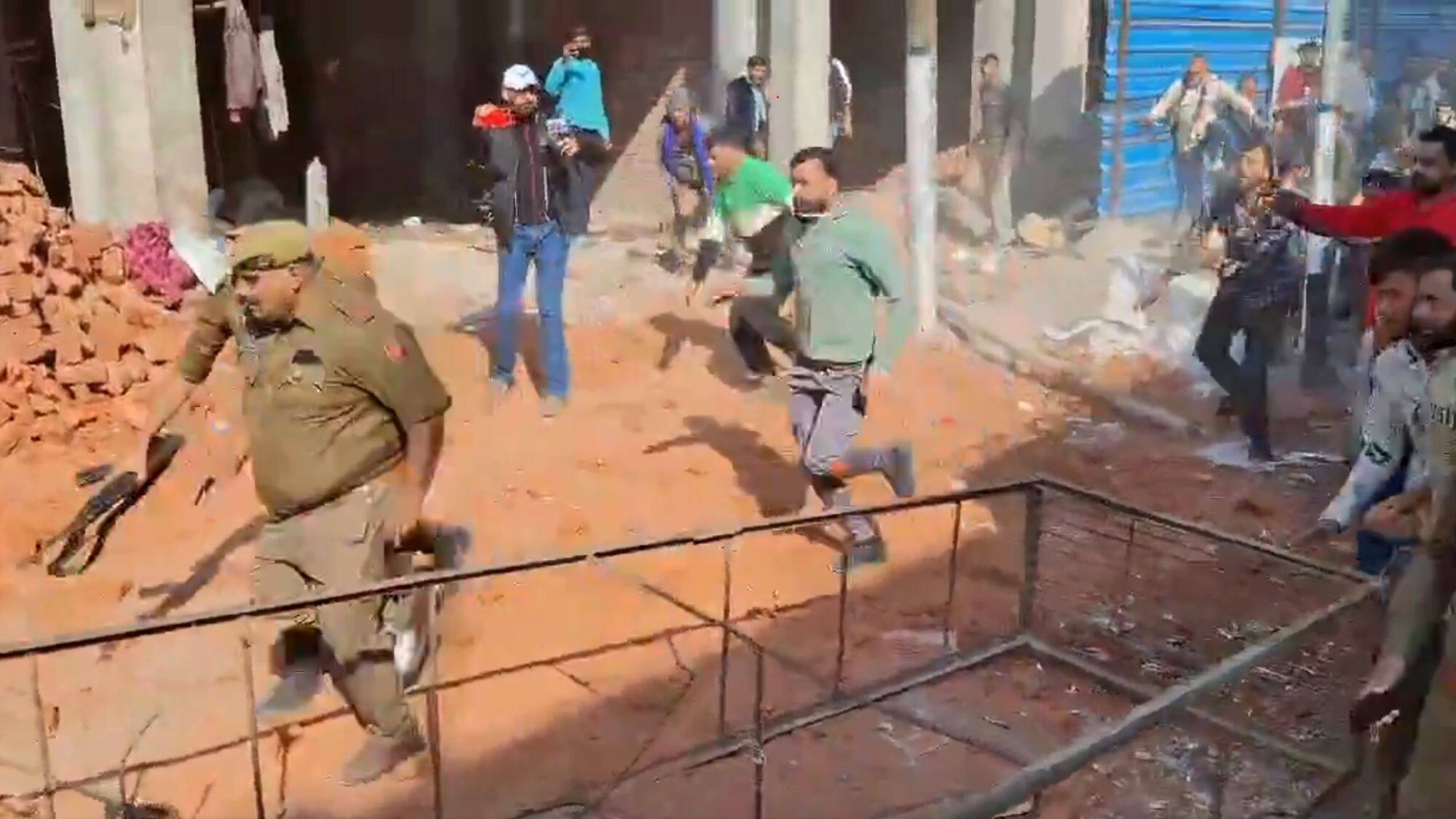 वैष्णो देवी रोपवे प्रोजेक्ट के खिलाफ हिंसक हुआ प्रदर्शन, सुरक्षा बलों पर पथराव, CRPF की गाड़ी भी तोड़ी