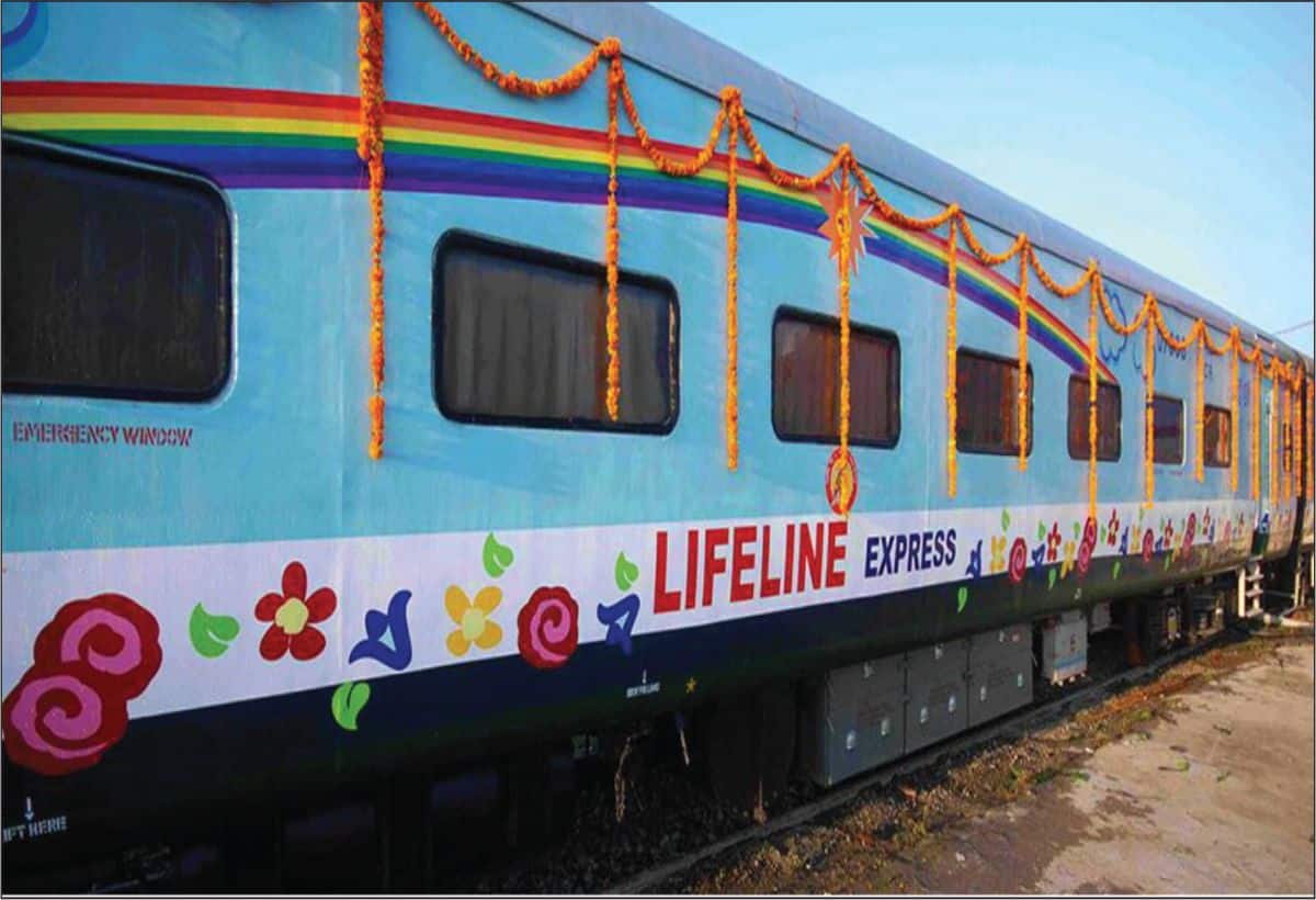 Ambulance Train: रेलवे ट्रैक पर दौड़ती है एंबुलेंस ट्रेन, यही है लाइफलाइन एक्सप्रेस, लोगों की बचा रही है जिंदगी Ambulance Train: रेलवे ट्रैक पर दौड़ती है एंबुलेंस ट्रेन, यही है लाइफलाइन एक्सप्रेस, लोगों की बचा रही है जिंदगी