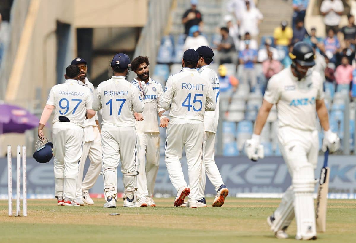IND vs NZ Test: पहली पारी में न्यूजीलैंड की टीम 235 रनों पर ढेर, जडेजा और वॉशिंगटन सुंदर ने झटके 9 विकेट IND vs NZ Test: पहली पारी में न्यूजीलैंड की टीम 235 रनों पर ढेर, जडेजा और वॉशिंगटन सुंदर ने झटके 9 विकेट