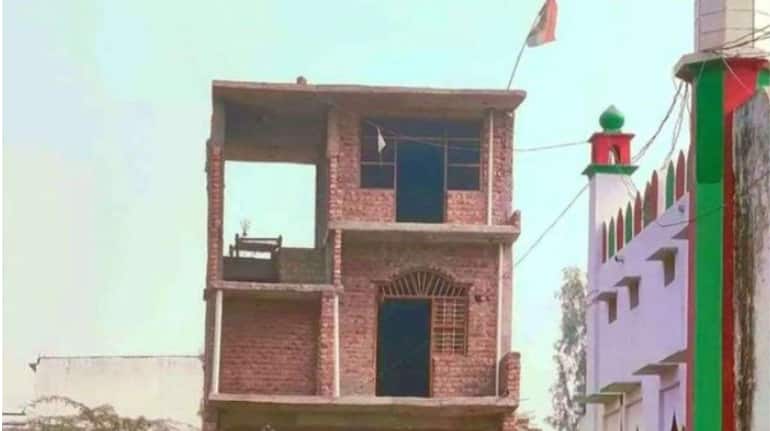सड़क पर बिना कब्जा किए बना दिया महल, घर देखकर लोग हैरान, फोटो वायरल
