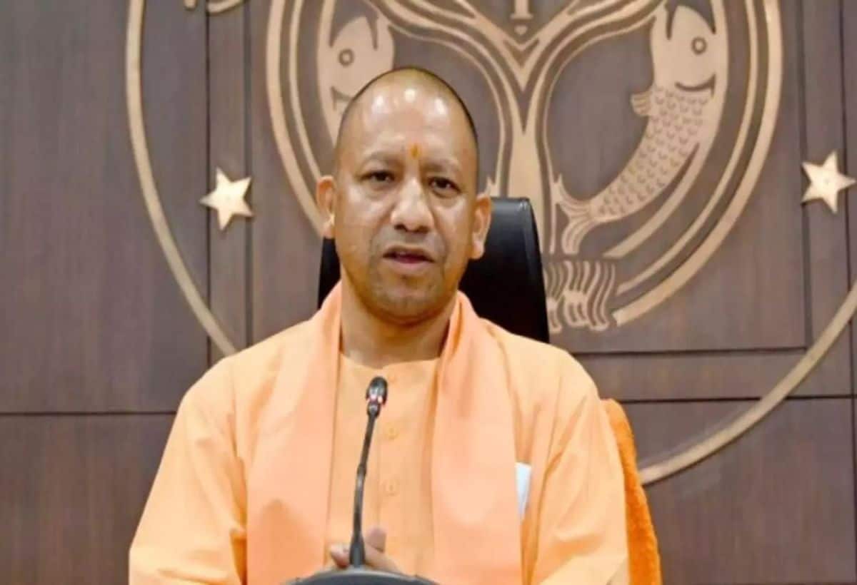 यूपी में बड़ा प्रशासनिक फेरबदल...16 IAS अधिकारियों का ट्रांसफर, हटाई गईं लखनऊ की कमिश्नर