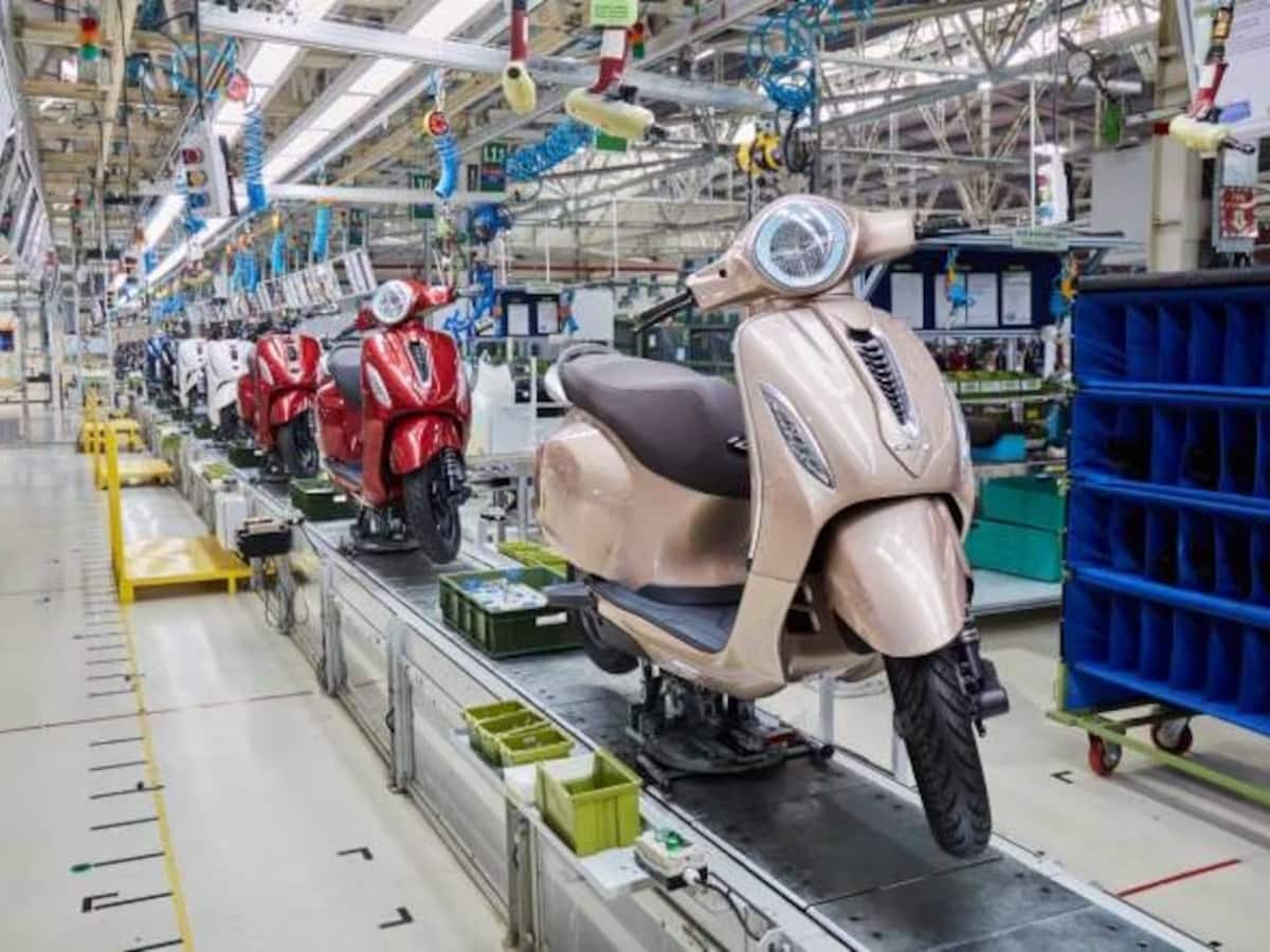 Bajaj Auto के शेयर को 3% का झटका, अक्टूबर की कमजोर डॉमेस्टिक सेल्स से बिकवाली