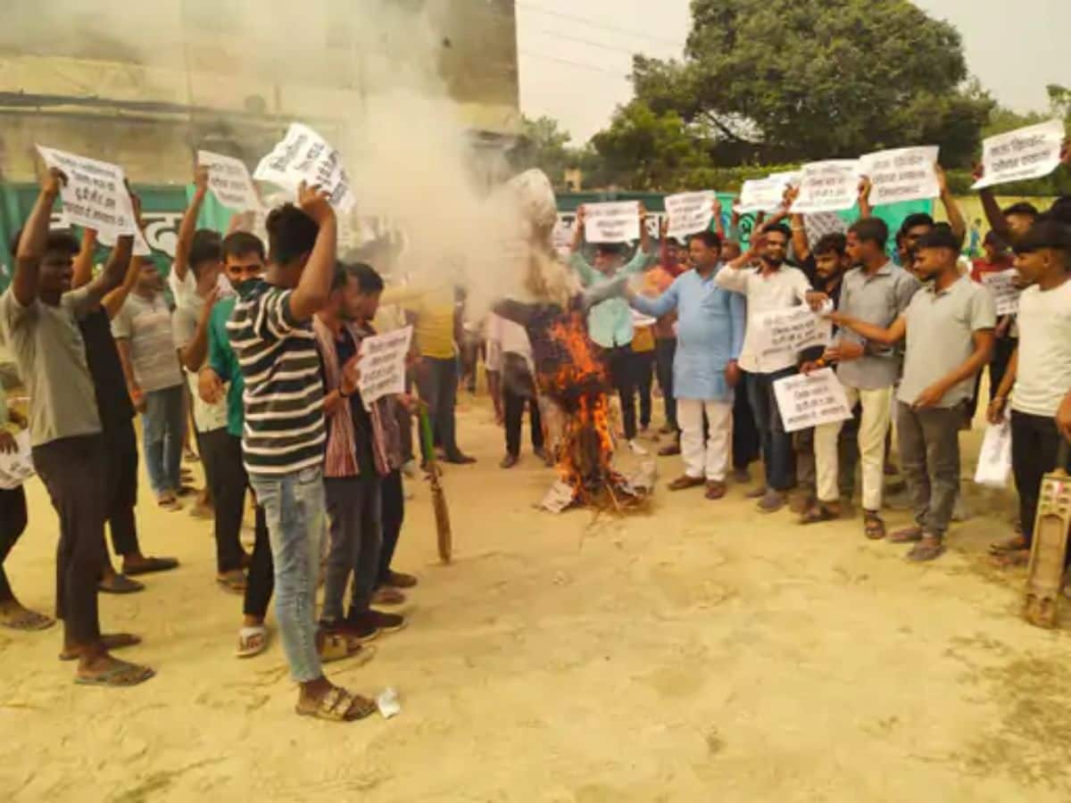 UP के मऊ में खिलाड़ियों ने BCCI का फूंका पुतला! टीम में धांधली से सिलेक्शन करने का आरोप