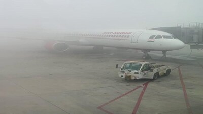 Delhi Airport : इंदिरा गांधी अंतरराष्ट्रीय हवाई अड्डा पर आमतौर पर हर दिन करीब 1,300 उड़ानों का संचालन होता है।