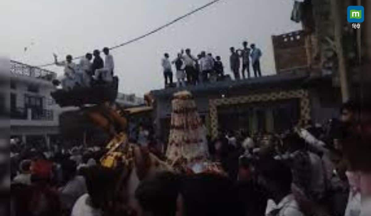 UP में अनोखी शादी, JCB पर चढ़कर कागज की तरह उड़ाए लाखों रुपये, जमकर वायरल हो रहा है  VIDEO
