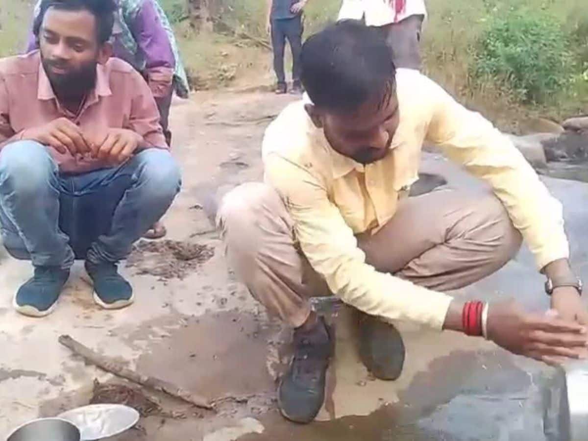 सीतापुर के विधायक ने धोए बर्तन और Video हो गया Viral, लोगों ने कह दी ऐसी बात... सीतापुर के विधायक ने धोए बर्तन और Video हो गया Viral, लोगों ने कह दी ऐसी बात...