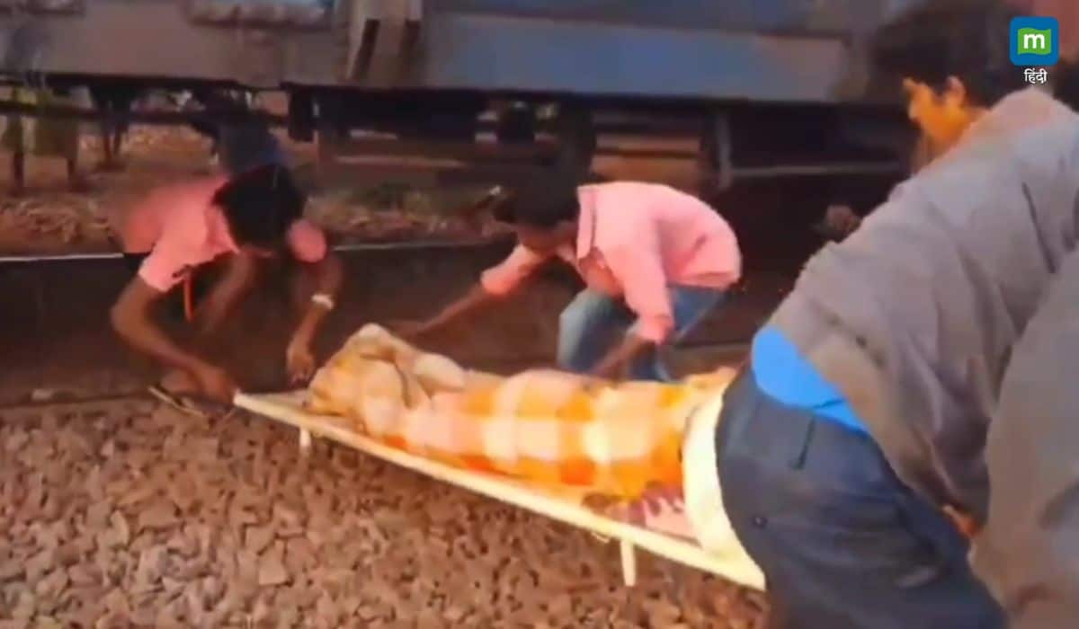 गांव में नहीं है सड़क, मरीज को खड़ी ट्रेन के नीचे से निकाल कर एंबुलेंस तक ले गए लोग, खतरे में डाली जान गांव में नहीं है सड़क, मरीज को खड़ी ट्रेन के नीचे से निकाल कर एंबुलेंस तक ले गए लोग, खतरे में डाली जान