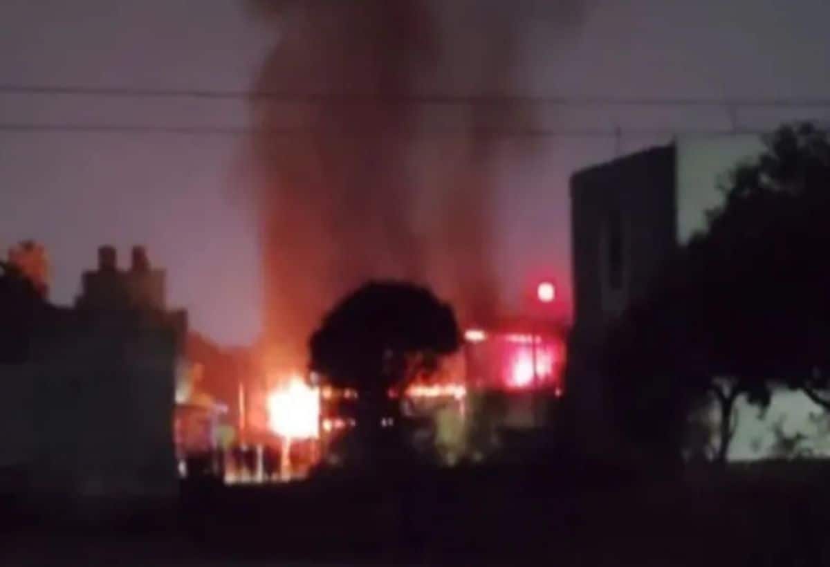Bhankrota Fire: जयपुर में फिर अग्निकांड से हड़कंप! फैक्ट्री में लगी भीषण आग, कंपनी के अंदर सो रहे थे मजदूर Bhankrota Fire: जयपुर में फिर अग्निकांड से हड़कंप! फैक्ट्री में लगी भीषण आग, कंपनी के अंदर सो रहे थे मजदूर
