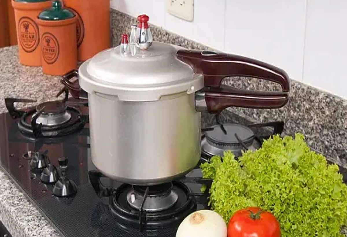 Pressure Cooker Safety Tips: प्रेशर कुकर में खाना बनाते समय इन बातों का रखें ध्यान, वरना बम की तरह होगा विस्फोट
