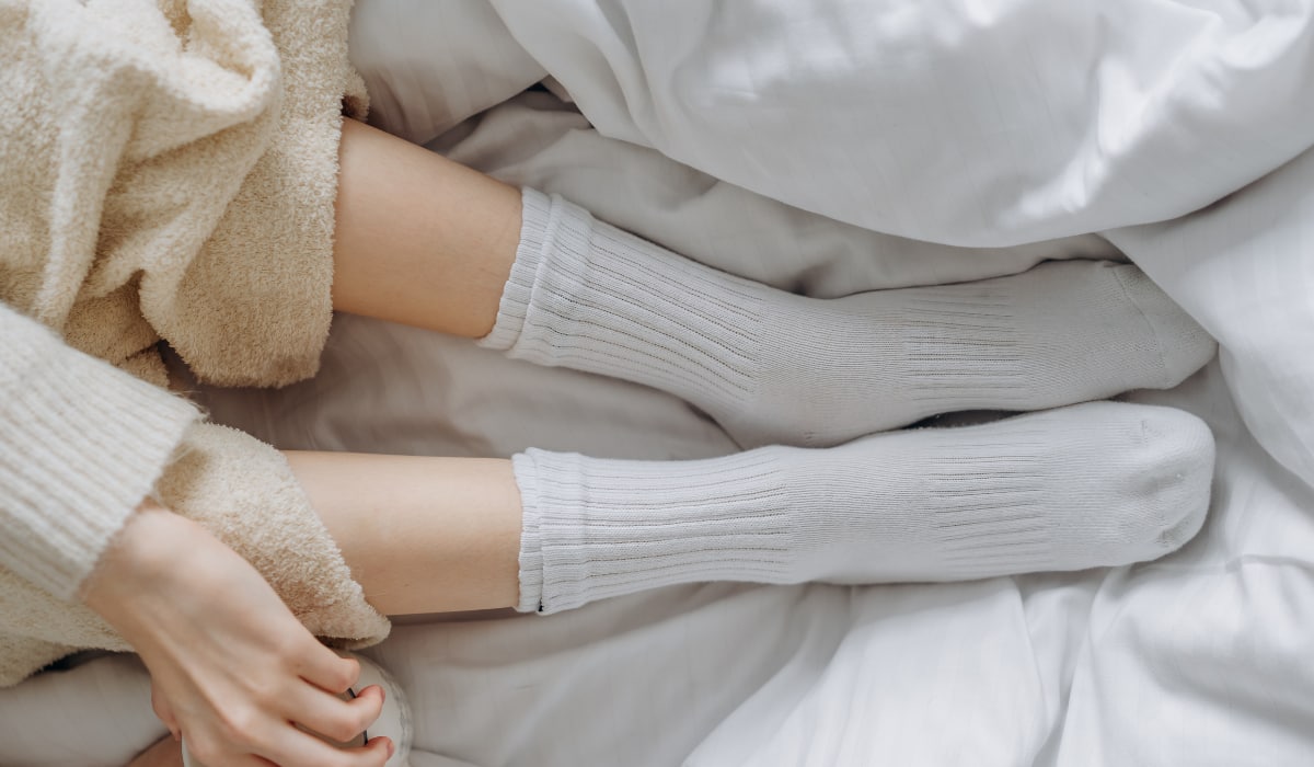 Wearing Socks While Sleeping: सर्दियों में मोजे पहनकर सोना फायदेमंद है या नुकसानदायक, यहां जानें पूरी डिटेल
