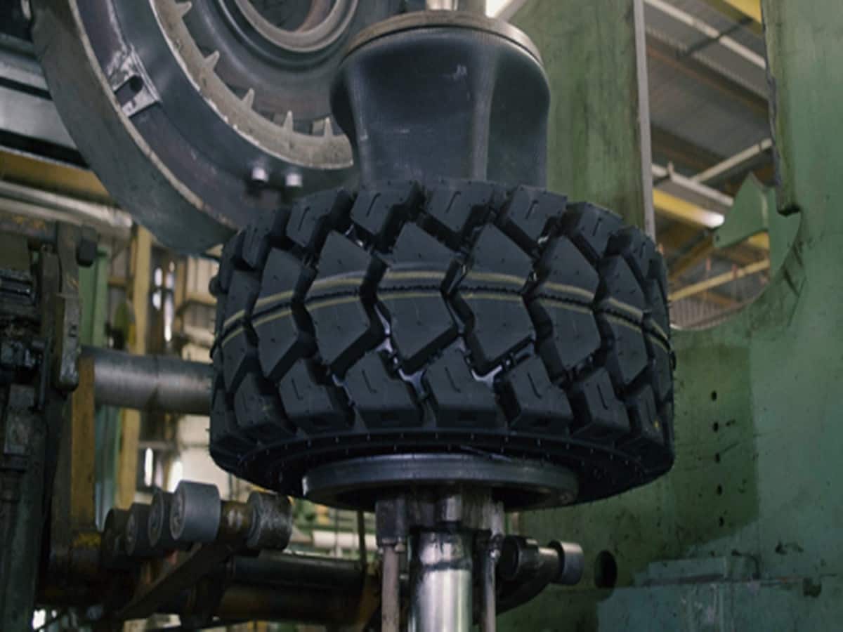 Emerald Tyre IPO Listing:  लिस्टिंग पर ही पैसे डबल, ₹95 के शेयर का बड़ा धमाल, एंट्री करते ही अपर सर्किट
