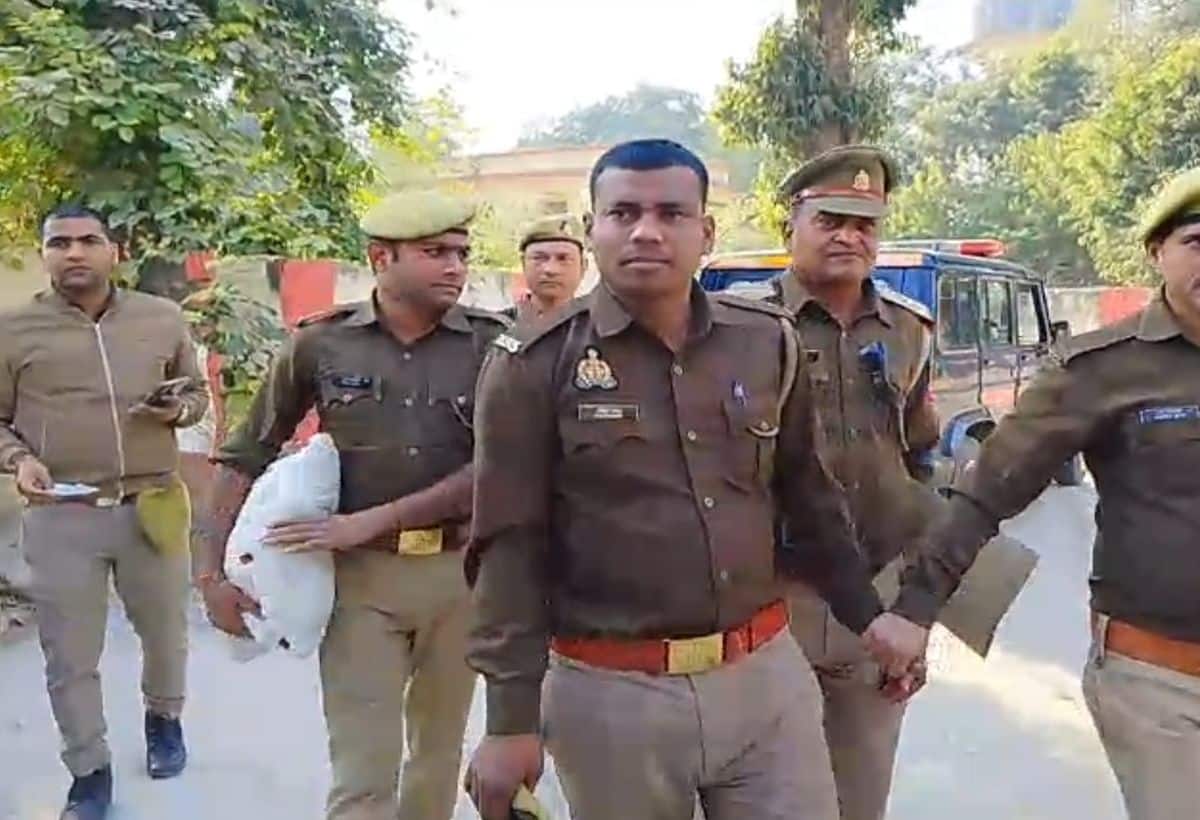 Fake Policeman: 7 लाख रुपये में खरीदी पुलिस की वर्दी, फिर दिन दहाड़े शुरू कर दिया अवैध वसूली, पुलिस ने जब्त की रकम Fake Policeman: 7 लाख रुपये में खरीदी पुलिस की वर्दी, फिर दिन दहाड़े शुरू कर दिया अवैध वसूली, पुलिस ने जब्त की रकम