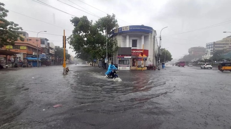 Cyclone Fengal: चक्रवात फेंगल ने मचाई तबाही, तीन लोगों की मौत, चेन्नई  एयरपोर्ट शुरू, तूफान जल्द होगा कमजोर - cyclone fengal tamil nadu and  puducherry 3 dead chennai airport resumes ...