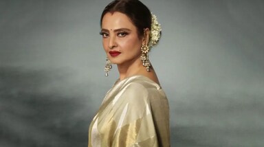 द ग्रेट इंडियन कपिल शर्मा शो के नए प्रोमो में रेखा की एंट्री हो चुकी है, और उनका रोमांटिक अंदाज देखने को मिल रहा है। प्रोमो वीडियो में रेखा फिल्म 'ये कहां आ गए हम' के गाने की एक लाइन के साथ शो में एंट्र करती हैं। इस दौरान उनकी चुलबुलाहट भी दर्शकों को देखने को मिलेगी, जो शो को और भी दिलचस्प बना देगा।(image source: instagram)