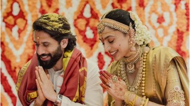 साउथ सुपरस्टार नागा चैतन्य और अभिनेत्री शोभिता धुलिपाला ने 4 दिसंबर 2024 को हैदराबाद के अन्नपूर्णा स्टूडियो में पारंपरिक तेलुगु रीति-रिवाजों के अनुसार शादी की। यह शादी एक निजी और भव्य समारोह था, जिसमें करीबी रिश्तेदार और दोस्त शामिल हुए। नागा चैतन्य के पिता नागार्जुन ने शादी की तस्वीरें साझा कर खुशी जाहिर की और शोभिता का परिवार में स्वागत किया।(image source : instagram)