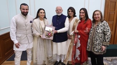 भारतीय सिनेमा के 'ग्रेट शो मैन' राज कपूर की 100वीं जयंती का जश्न धूमधाम से मनाया जाएगा। कपूर परिवार इस मौके पर भव्य उत्सव की तैयारी में लगा हुआ है और प्रधानमंत्री नरेंद्र मोदी को भी इस आयोजन में आमंत्रित किया है। परिवार ने खुशी के इस अवसर को सोशल मीडिया पर भी साझा किया है। (image source: instagram)