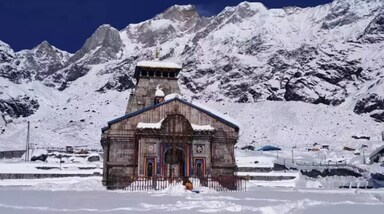 उत्तराखंड के हिमालयी क्षेत्र में स्थित केदारनाथ धाम इन दिनों बर्फ की सफेद चादर में ढंका हुआ है। पिछले दो दिनों की भारी बारिश और बर्फबारी ने मंदिर को एक खूबसूरत रूप दे दिया है। ऐसा लगता है जैसे प्रकृति खुद इस पवित्र धाम का साज-सज्जा कर रही हो।(image source: x)