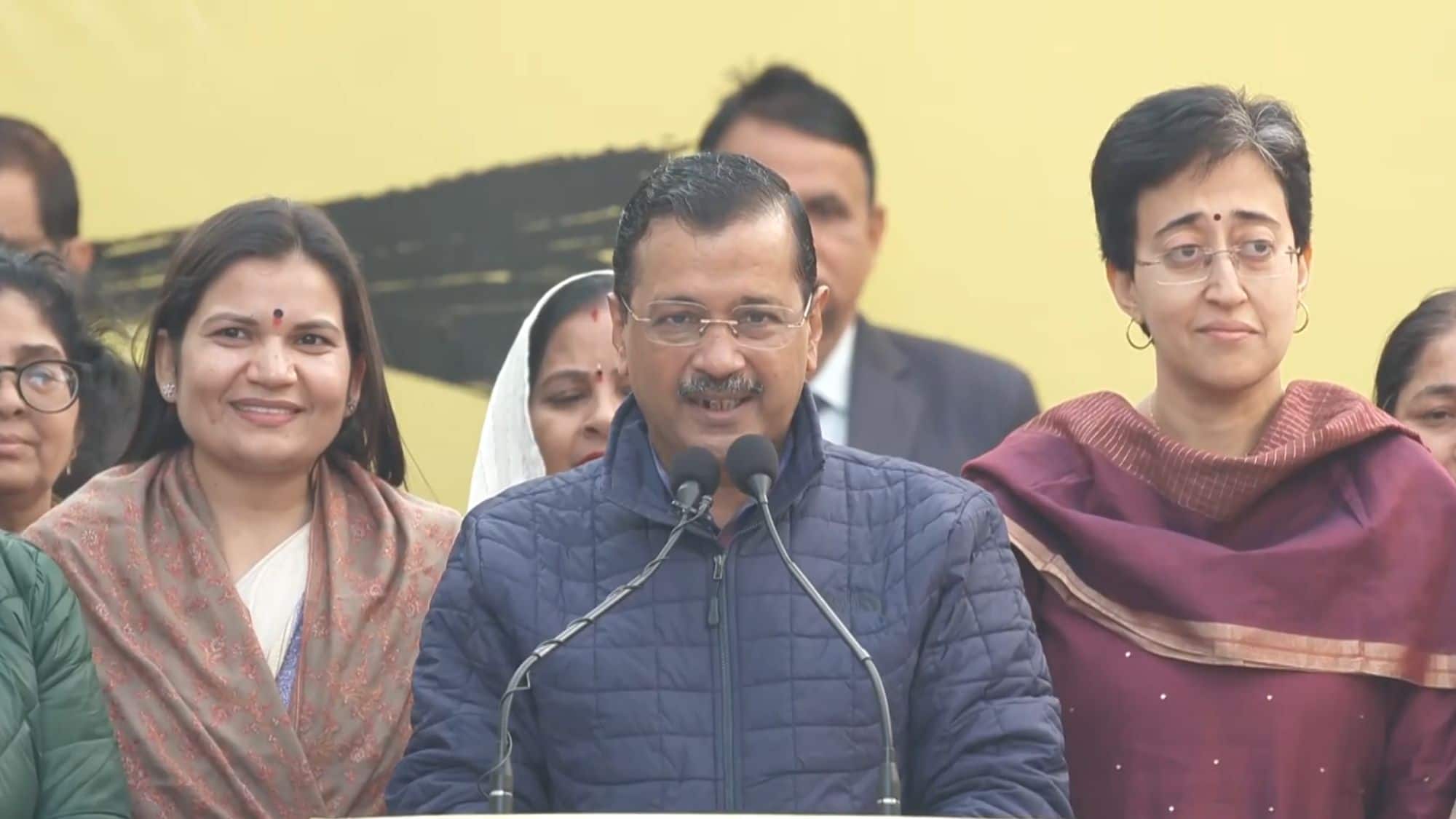Delhi Election 2025: दिल्ली में केजरीवाल का बड़ा चुनावी दांव, जीतने पर महिलाओं को हर महीने ₹2100 देने का वादा