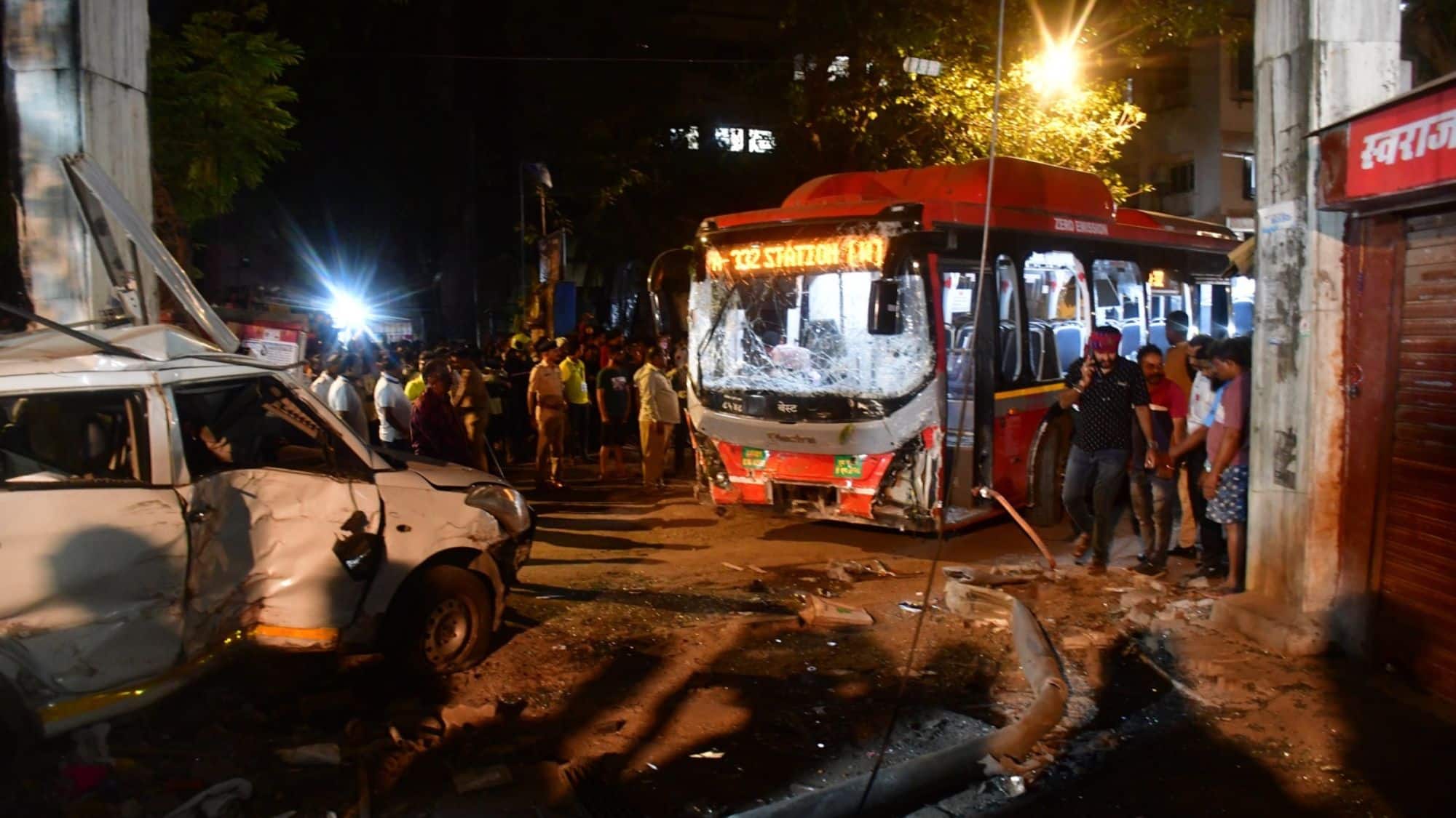 Kurla Bus Crash: BEST बस ड्राइवर को पहनाए कांस्टेबल के कपड़े, फिर एक से दूसरे स्टेशन में पुलिस ने किया शिफ्ट Kurla Bus Crash: BEST बस ड्राइवर को पहनाए कांस्टेबल के कपड़े, फिर एक से दूसरे स्टेशन में पुलिस ने किया शिफ्ट