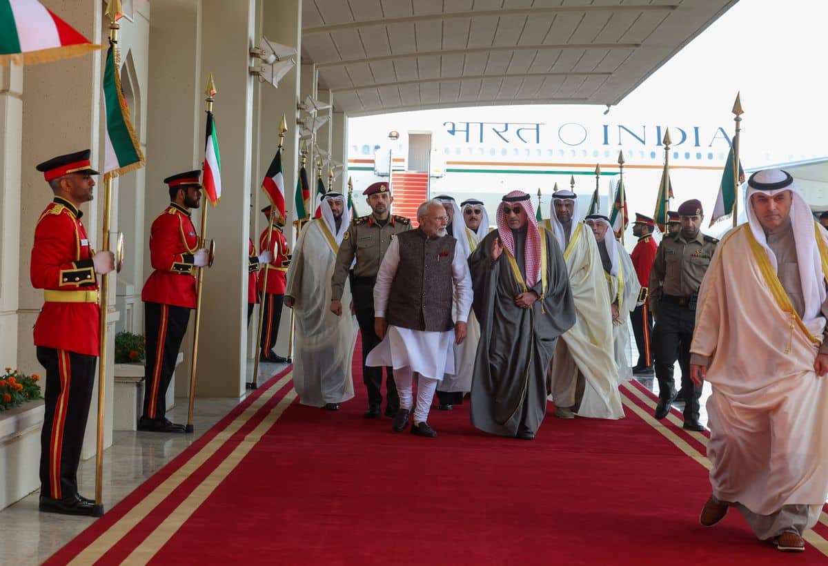 PM Modi Kuwait Visit: दो दिवसीय यात्रा पर कुवैत पहुंचे प्रधानमंत्री मोदी, एयरपोर्ट पर भव्य स्वागत, अमीर से करेंगे मुलाकात