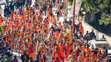 महाकुंभ मेला 2025 के आयोजन के लिए प्रयागराज में तैयारियां जोर-शोर से चल रही हैं। 13 जनवरी से 26 फरवरी तक होने वाले इस मेले में लाखों श्रद्धालु और संत शामिल होंगे। इस मेले का आयोजन दुनिया के सबसे बड़े धार्मिक आयोजनों में एक माना जाता है।(image source: social media)