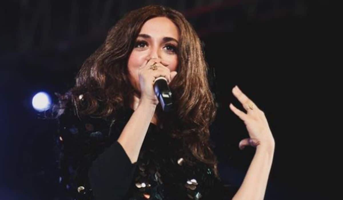 Monali Thakur: लाइव शो के दौरान बिगड़ी सिंगर मोनाली ठाकुर की तबीयत, अस्पताल में हुईं भर्ती Monali Thakur: लाइव शो के दौरान बिगड़ी सिंगर मोनाली ठाकुर की तबीयत, अस्पताल में हुईं भर्ती