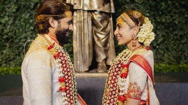 शोभिता धूलिपाला और नागा चैतन्य ने दिसंबर 2024 में शादी कर ली। यह शादी अन्नपूर्णा स्टूडियो में हुई, जिसमें 300 मेहमान शामिल हुए। हाल ही में, दोनों ने एक इंटरव्यू में अपनी मुलाकात और रिश्ते के बारे में बात की। उन्होंने यह भी बताया कि समांथा और चैतन्य के तलाक के बाद उनकी मुलाकात हुई थी। (image source: instagram)