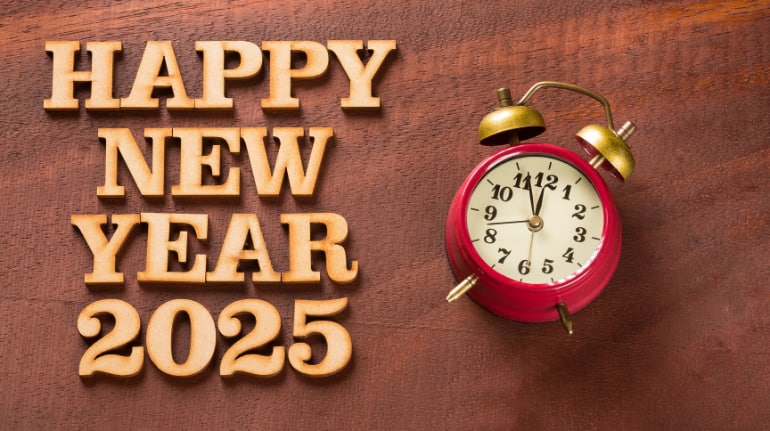 New Year 2025: नए साल की शुरुआत में घर से हटाएं ये चीजें, घर में आएगी खुशहाली