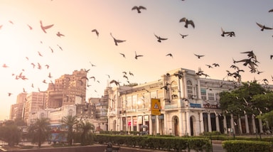 ठंड और कोहरे के बीच अगर आप दिल्ली में न्यू ईयर मनाना चाहते हैं, तो कुछ बेहतरीन जगहें हैं जहां आप बिना ज्यादा भीड़-भाड़ के आराम से घूम सकते हैं। पहाड़ों की जगह, जहां रास्ते और होटल खचाखच भरे होते हैं, दिल्ली में ऐसे स्थान हैं जो शांत और खुशनुमा माहौल में आपके नए साल की शुरुआत को खास बना सकते हैं।(Image source: Canva)