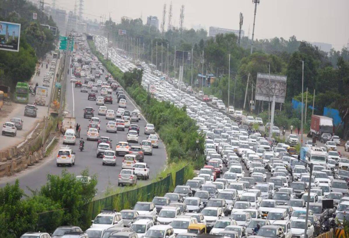 Farmers Protest: दिल्ली कूच पर अड़े किसान, दिल्ली-नोएडा बॉर्डर पर लगा भीषण जाम, 5000 जवान तैनात, देखें वीडियो