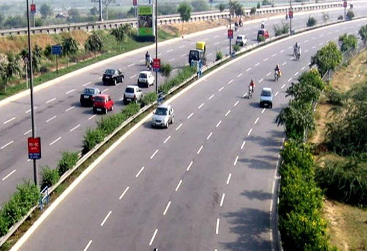 Noida-Greater Noida Expressway: 20,000 का एक पौधा, चोरों ने पार कर दिए 4 लाख के पौधे, CCTV में कैद हुए चोर Noida-Greater Noida Expressway: 20,000 का एक पौधा, चोरों ने पार कर दिए 4 लाख के पौधे, CCTV में कैद हुए चोर