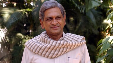 पूर्व केंद्रीय मंत्री और कर्नाटक के पूर्व सीएम एस एम कृष्णा का 92 साल की उम्र में निधन हो गया है। कृष्णा 1999 से लेकर साल 2004 तक कर्नाटक के सीएम रहे थे। उन्होंने केंद्रीय मंत्री के रूप में भी कार्य किया। कृष्णा महाराष्ट्र के राज्यपाल भी रहे।(source : Karnataka govt.) 