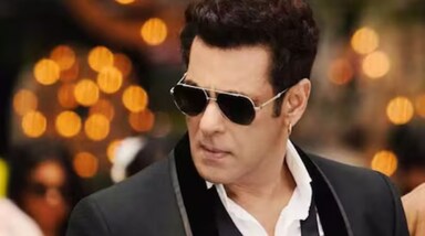 सलमान खान, बॉलीवुड के सबसे महंगे अभिनेताओं में से एक, प्रति फिल्म 100 करोड़ रुपये फीस लेते हैं। वह ब्रांड एंडोर्समेंट, इवेंट्स में परफॉर्मेंस, और बिग बॉस जैसे रियलिटी शो होस्ट करने के जरिए भी अच्छी-खासी कमाई करते हैं।(IMAGE SOURCE: Social Media)