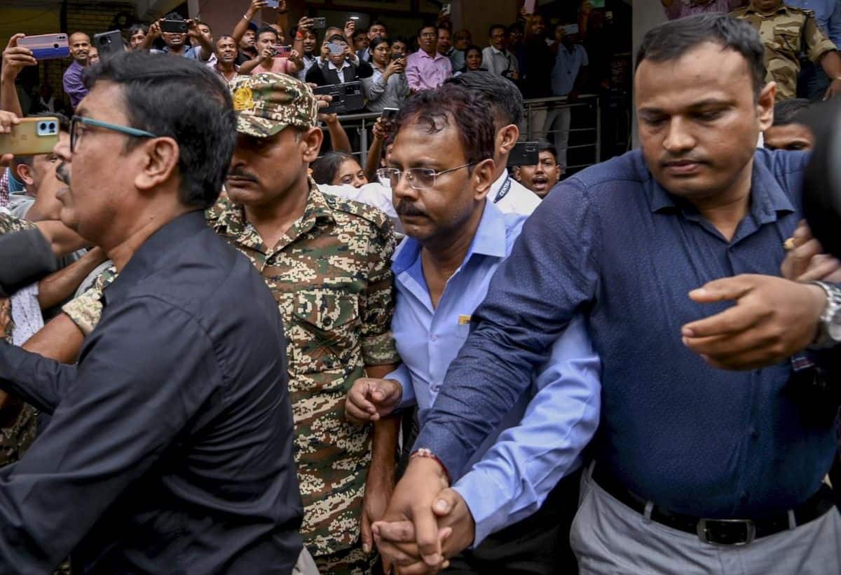 RG Kar Doctor Rape-Murder: कोलकाता रेप-मर्डर केस में नया मोड़, पूर्व प्रिंसिपल संदीप घोष और पुलिसकर्मी को मिली जमानत