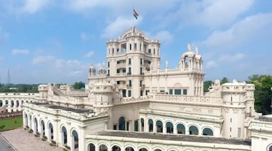 भारत के 10 सबसे महंगे स्कूलों की फीस ₹3 लाख से ₹17 लाख तक है। इन प्रतिष्ठित स्कूलों में पढ़ाई करना सपना है, जहां एडमिशन के लिए रईसों को भी मशक्कत करनी पड़ती है।(image source: so delhi)