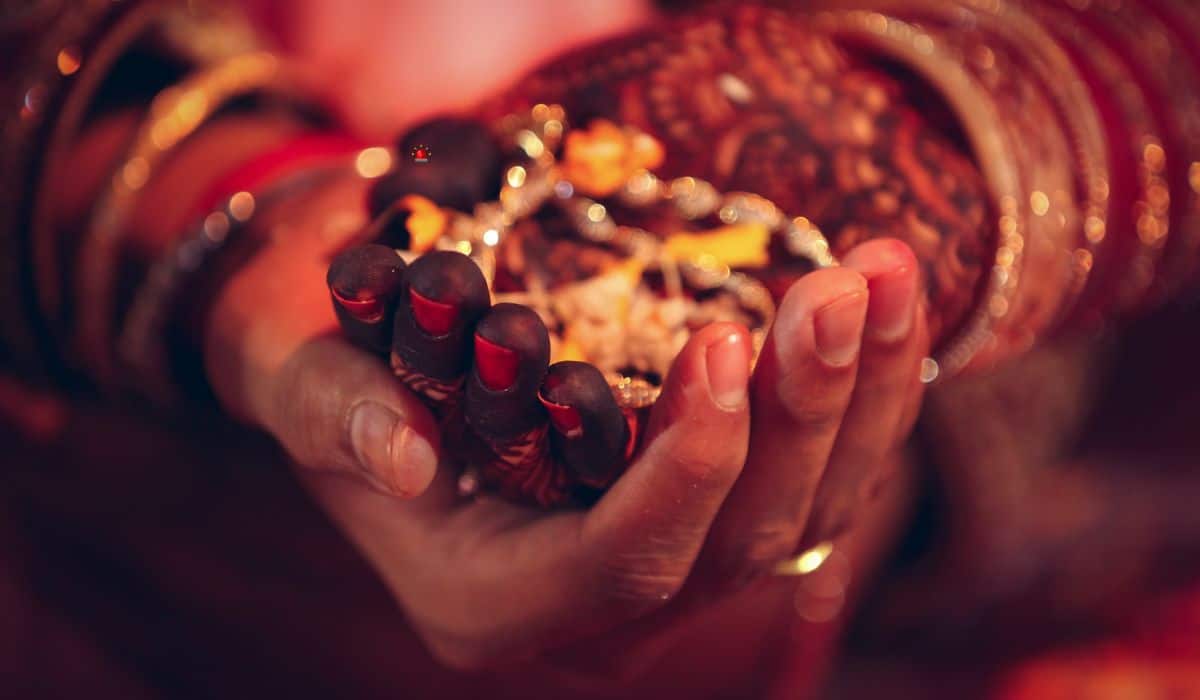 Strange Wedding Ritual: यहां दूल्हा-दुल्हन एक-दूसरे पर थूकते हैं, शादी की ये रस्म जानकर आप हो जाएंगे हैरान